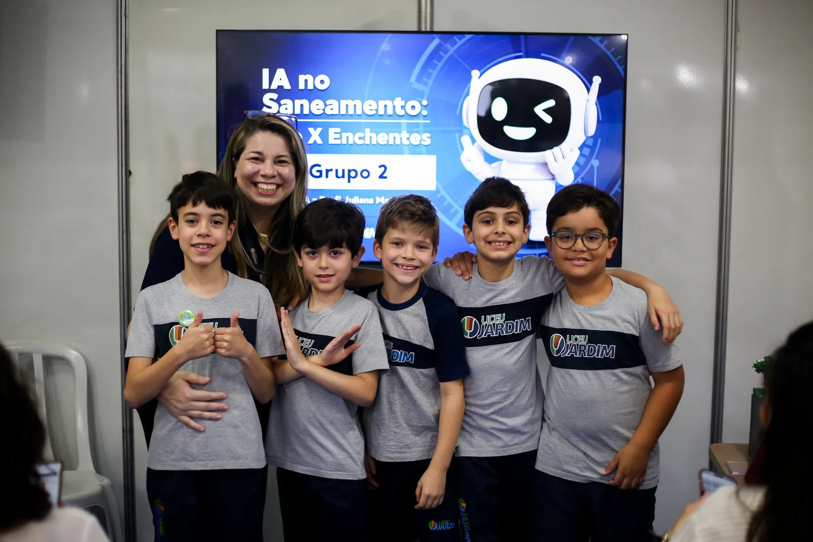 Alunos do Liceu Jardim com uma educadora durante o Liceu Experience 2026